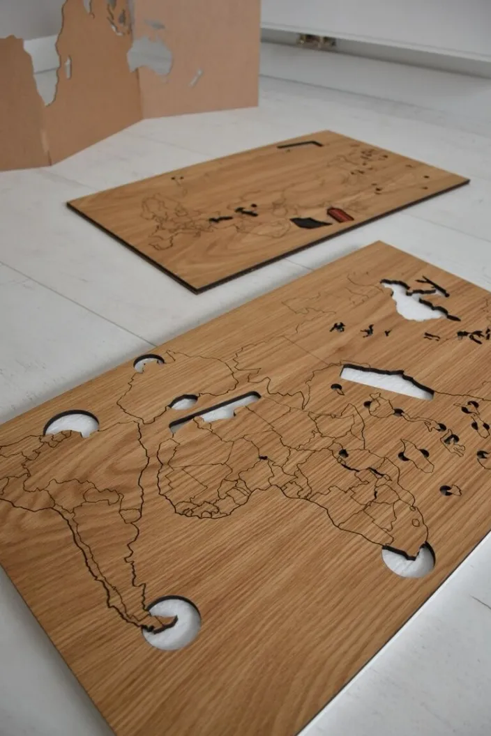 Selbstklebende Weltkarte aus Holz